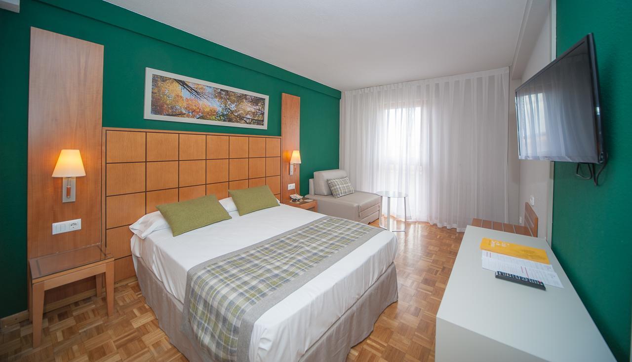 Habitación con cama grande